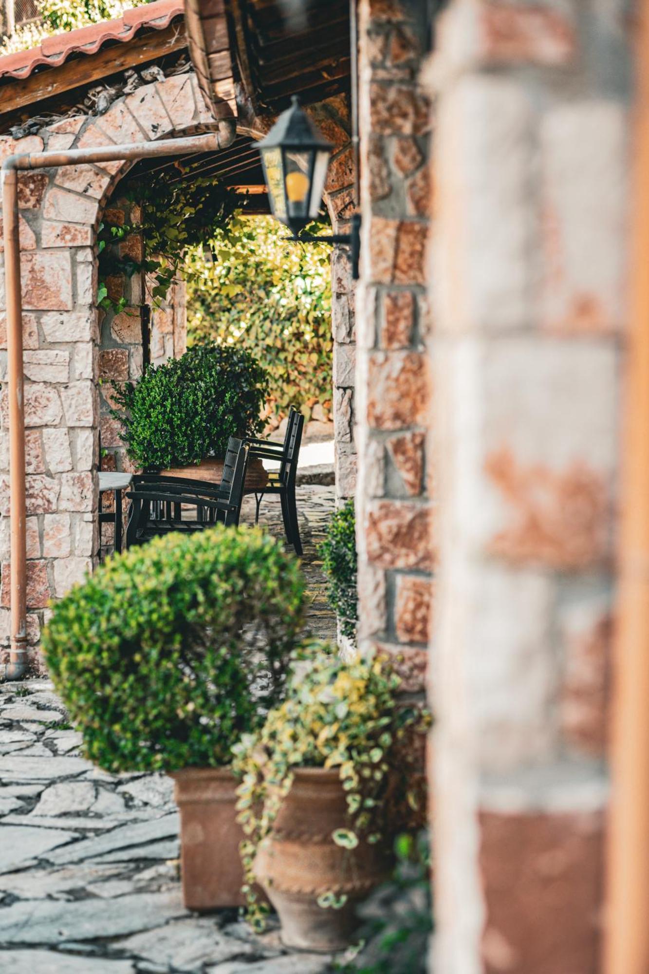 Aphrodite'S Inn Kalavrita Экстерьер фото
